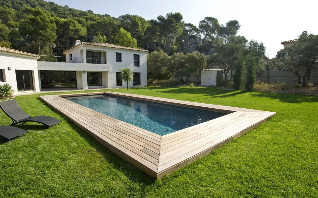 maginifique piscine ciel bleu et maison blanche