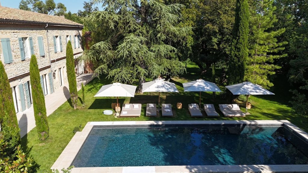 piscine dans magnifique villa en pierre